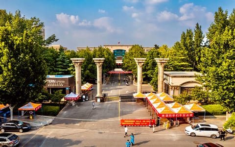 郑州美术学院·学校大门远景