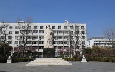 南阳理工学院·张仲景像