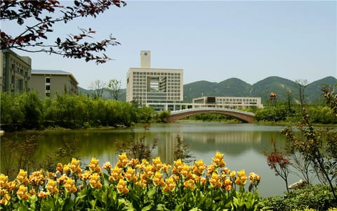 重庆师范大学·湖一角