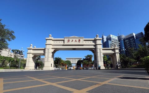 广西大学·校门01