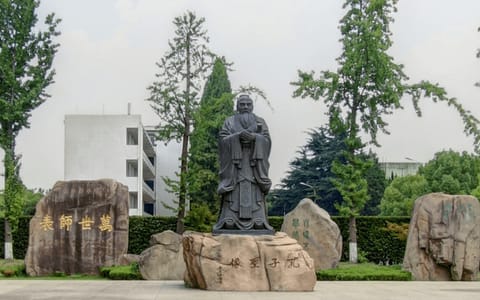 南通大学杏林学院·孔子像