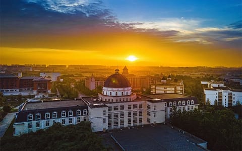 成都锦城学院·晨光中的锦城