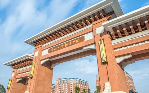 广州新华学院·校门