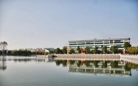 上海交通大学·湖畔清风