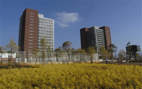 昆明理工大学·呈贡鸿源广场左侧