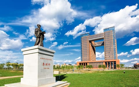 中国医科大学·李时珍雕像