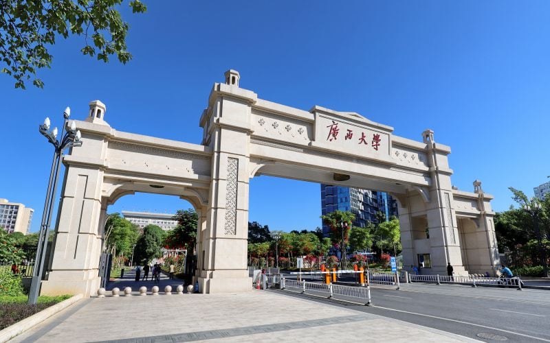 广西大学主图·校门02