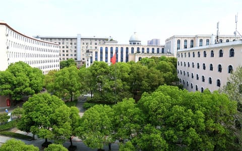 湖北商贸学院(武汉)▲·国旗广场
