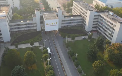 湖北工业大学·学校门口