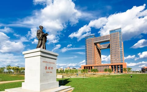 中国医科大学·李时珍雕像