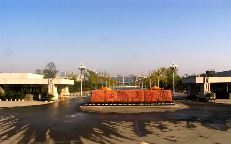 西华大学主图·如今校门