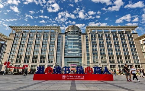 天津职业技术师范大学·校门