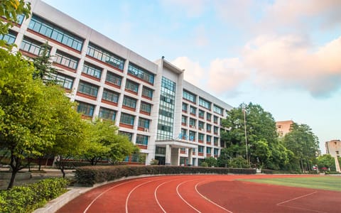 湖北工业大学工程技术学院·操场仰拍教学楼