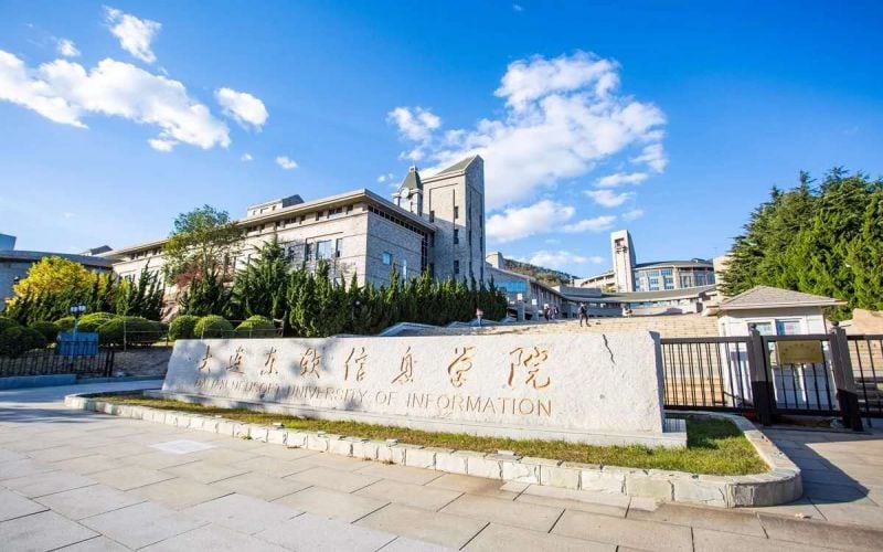 大连东软信息学院主图·校门侧景