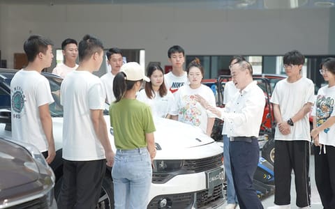 吉利学院·汽车工程学院院长彭建设教授带领学生深入生