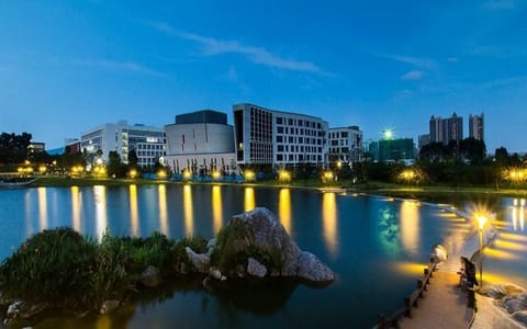 肇庆学院·夜晚湖景
