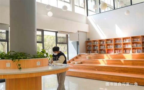 江西科技学院·图书馆自习室一角