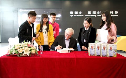 银川科技学院·澳大利亚前总理陆克文为我校师生签名赠书