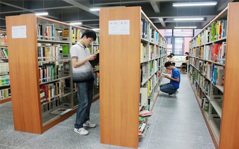 文华学院·图书馆阅览室