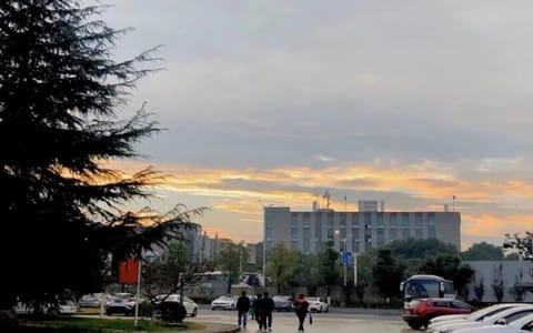 武汉华夏理工学院·雨后