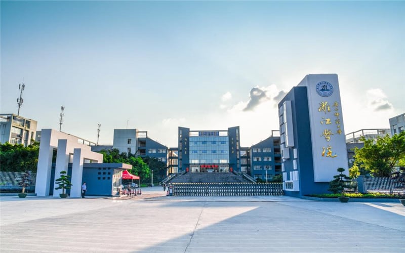 桂林学院主图·校门