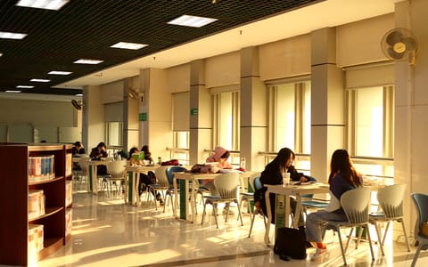 武汉工商学院·落日图书馆